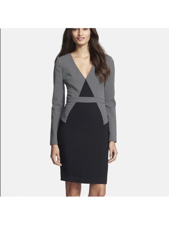 Diane Von Furstenberg Dresses & Skirts - Diane von Furstenburg Black & White Patterned V-Neck Sheath Dress